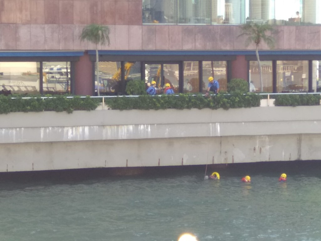 消防將該名墮海男子救回岸上。 讀者提供