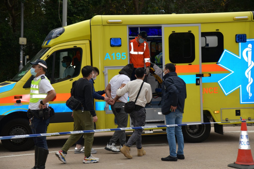 犯人由救護車送往醫院治理。