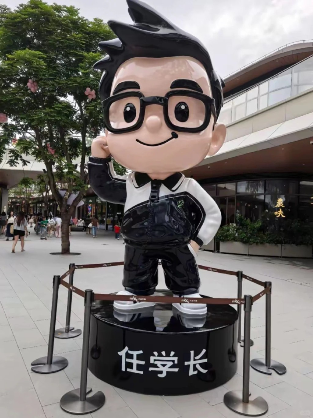 任賢齊的「任學長」雕像於深圳鑄成。 任賢齊的「任學長」雕像於深圳鑄成。