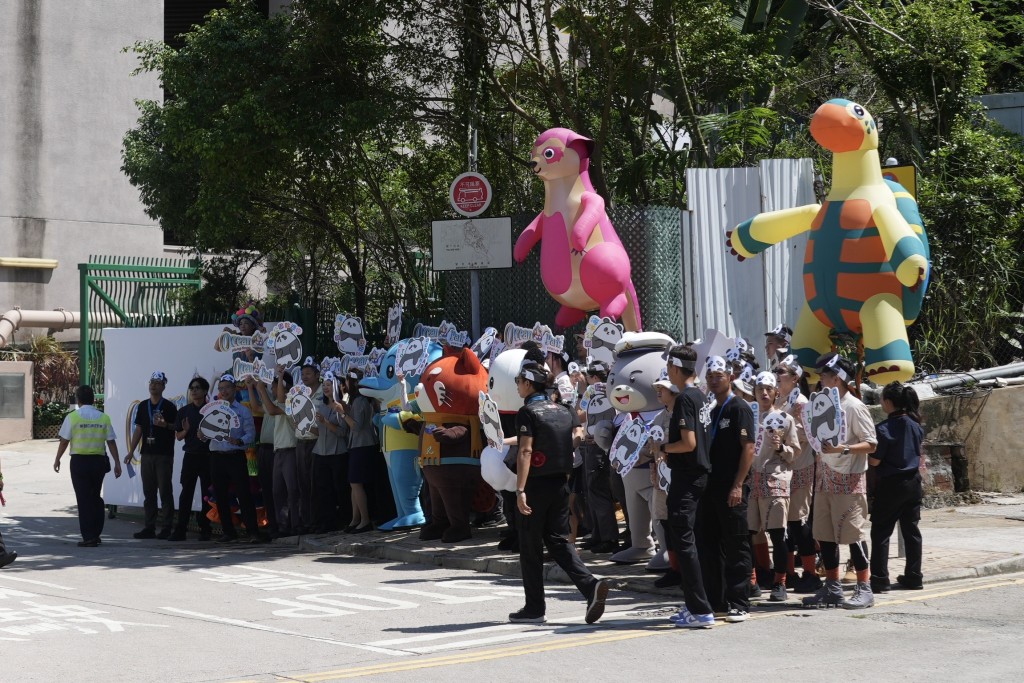 海洋公園門外有盛大歡迎儀式。歐樂年攝