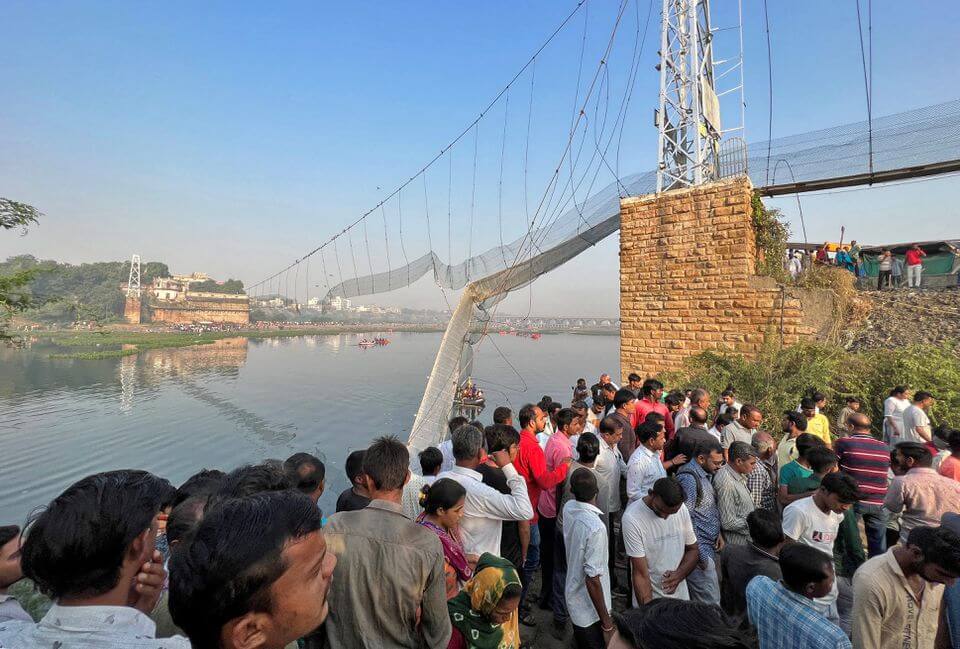 印度西部古吉拉特邦一座吊桥10月30日突然如「脆麻花」般扭曲断裂，造成100多人丧命。（路透社）