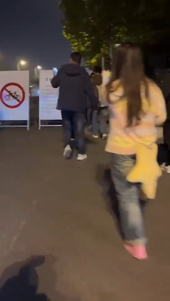 当局封闭自行车径，郑州学生徒步上开封。