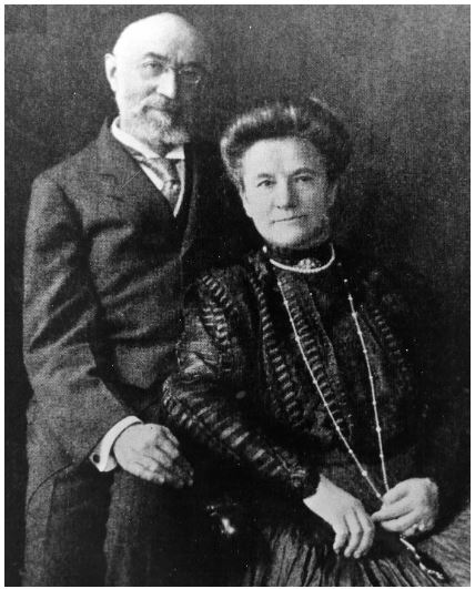 《铁达尼号》邮轮头等舱乘客斯特劳斯（Isidor Straus）和艾达（Ida Straus）夫妇。