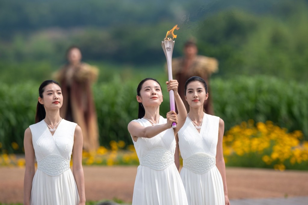 杭州亚运会将于9月23日开幕，开幕倒计时100天，圣火在良渚古城成功采集。  新华社照片