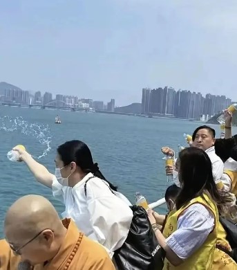 朱麗蒨當時正從事佛教活動。 朱麗蒨當時正從事佛教活動。