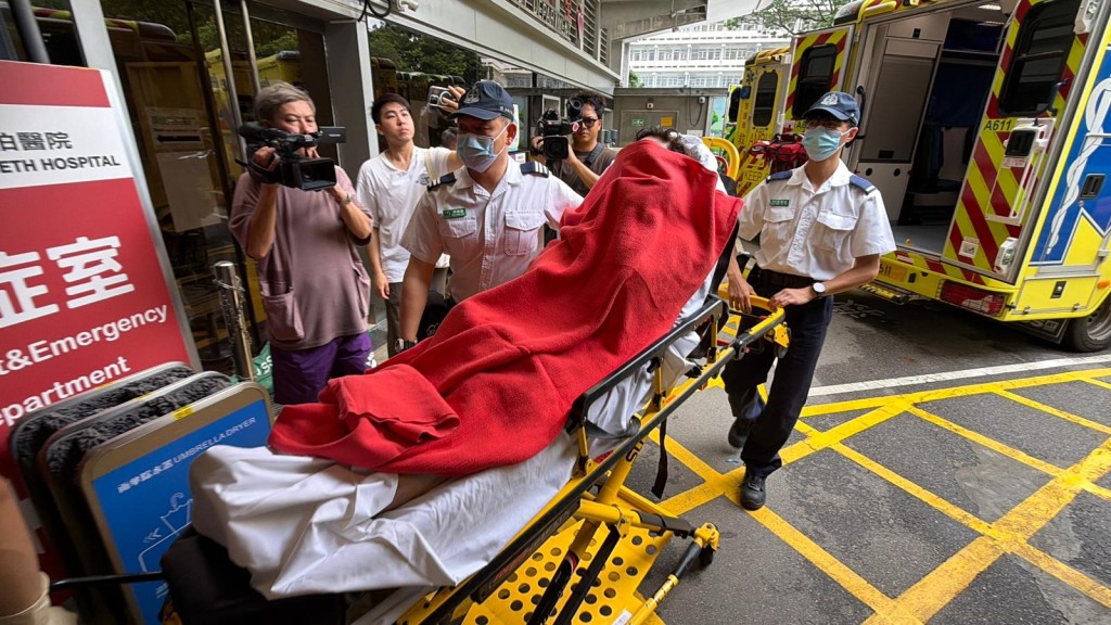 女傷者由救護車送院治理。 女傷者由救護車送院治理。