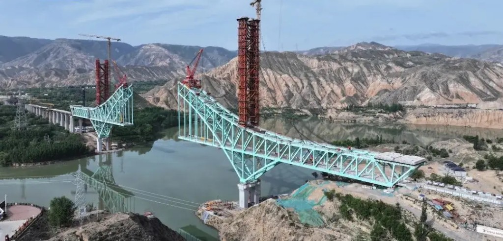 施工中的尖扎黃河特大橋。 央視截圖 施工中的尖扎黃河特大橋。 央視截圖