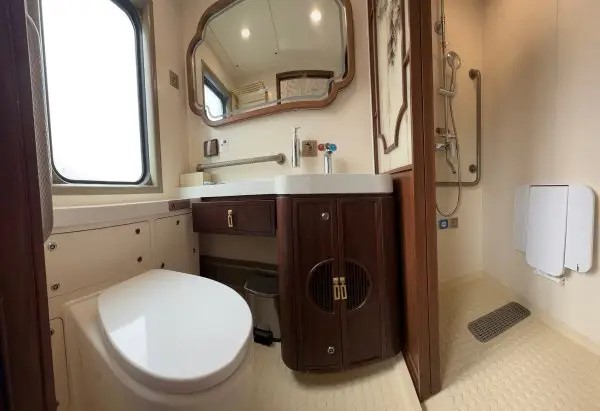 武汉铁路将老式绿皮火车“爆改”成5星级“舒适型旅游专列”。九派新闻