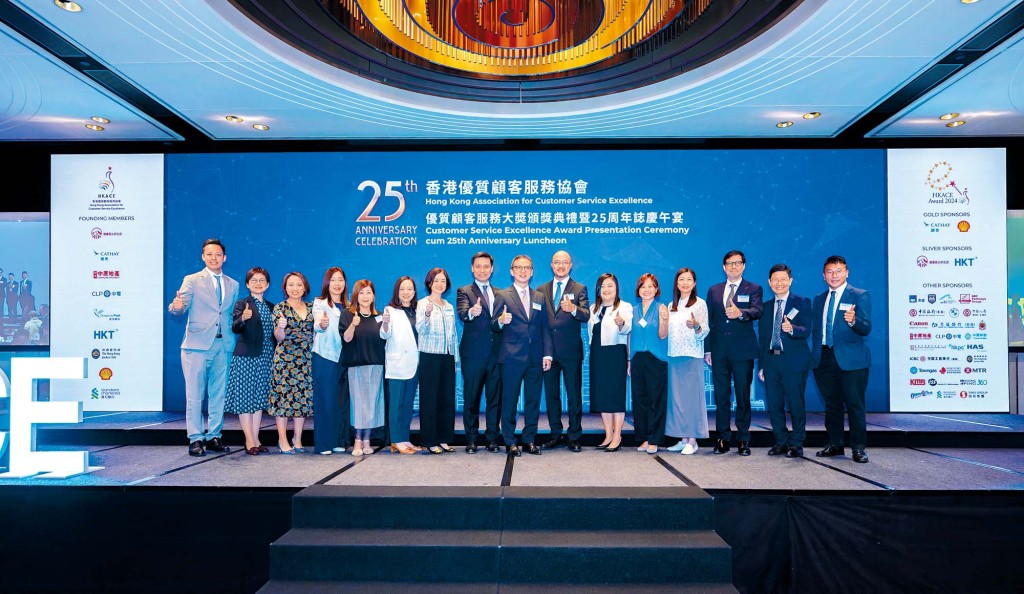 協會主席蔡煒健(右八)率領一眾執行委員大合照 協會主席蔡煒健(右八)率領一眾執行委員大合照