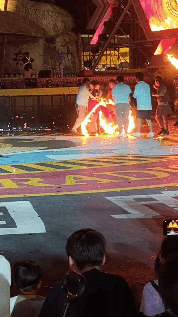 徐州樂園爆火裙舞意外！女演員紅裙遭火舌吞噬。