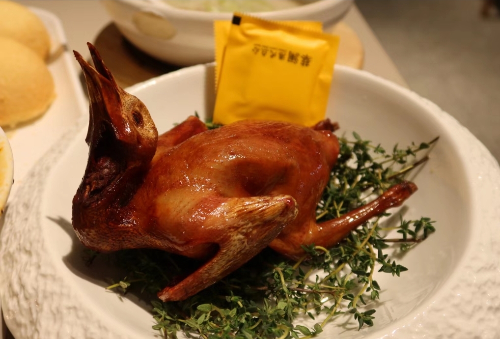 廣州蔡瀾港式點心美食陳皮妙齡乳鴿，皮脆肉嫩。（圖片來源：小紅書@王右右）