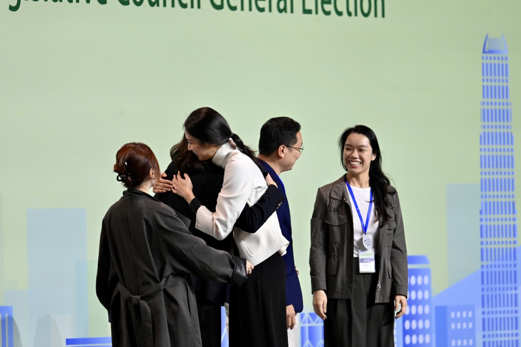 江旻憓參選前在馬會任職，其後暫停職務。