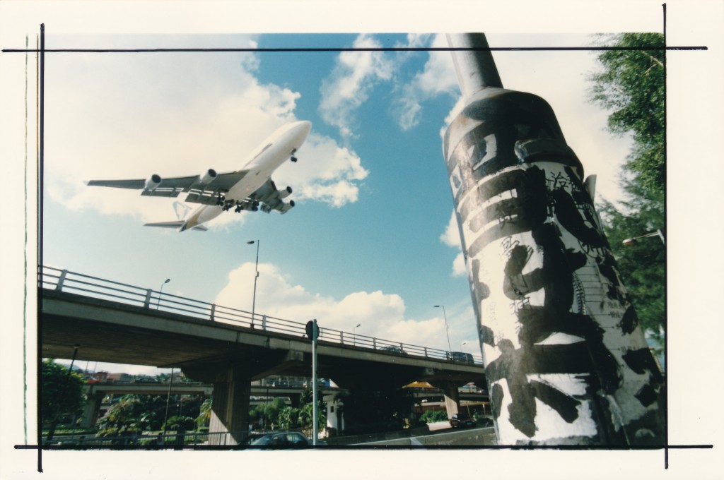 启德机场低飞掠过九龙城一条行车天桥。资料图片