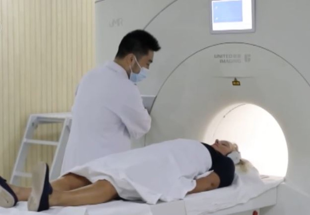 一名外國女子在中國醫院接受檢查。央視