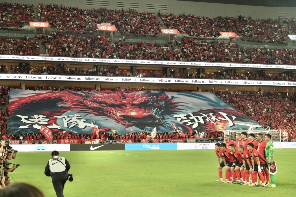 港隊對印度的賽事,賽前有球迷展示巨型橫幅(Tifo),震撼全場。 港隊對印度的賽事,賽前有球迷展示巨型橫幅(Tifo),震撼全場。
