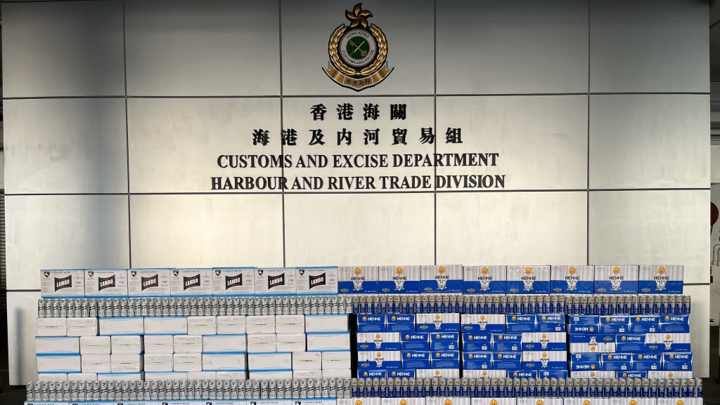 香港海關昨日(7日)在葵青貨櫃碼頭檢獲約51,480罐懷疑走私啤酒,估計市值約154萬元。海關提供