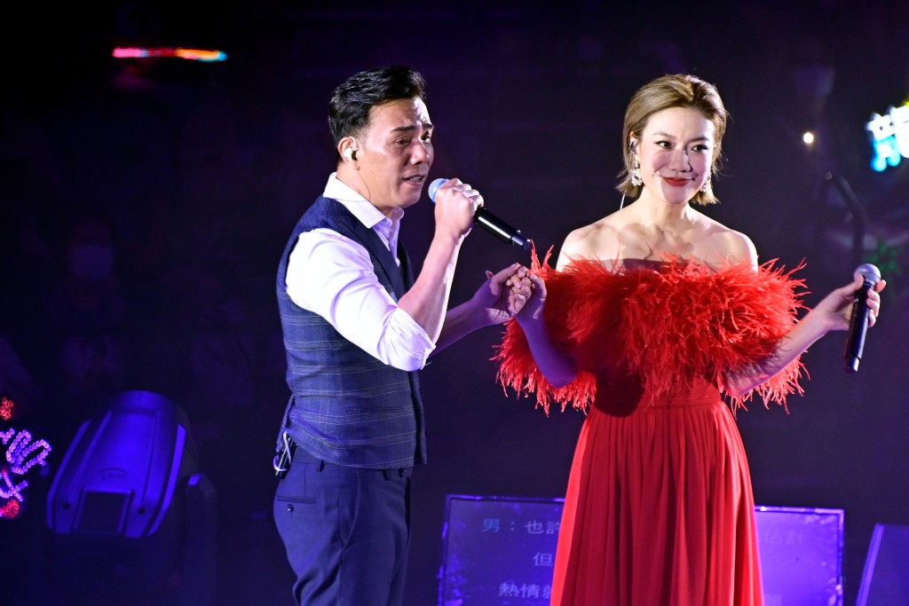 久未露面的李国祥出场与龙婷合唱《总有你鼓励》。