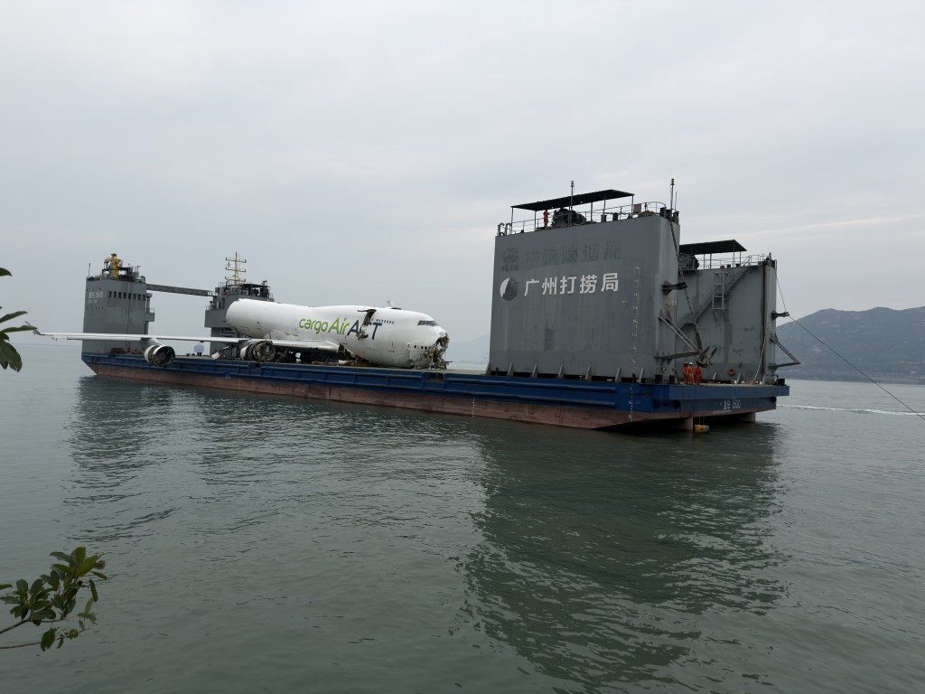 貨機殘骸被運到倒扣灣。梁國峰攝 貨機殘骸被運到倒扣灣。梁國峰攝