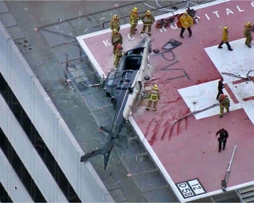 美國一架運送移植心臟的直升機突然墜落，幸好心臟沒有受損。AP圖片