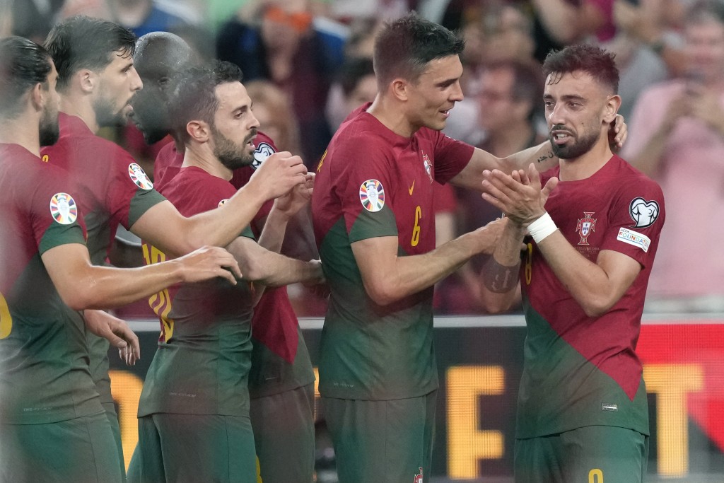 葡萄牙球員慶祝貝拿度施華入球先開紀錄。AP
