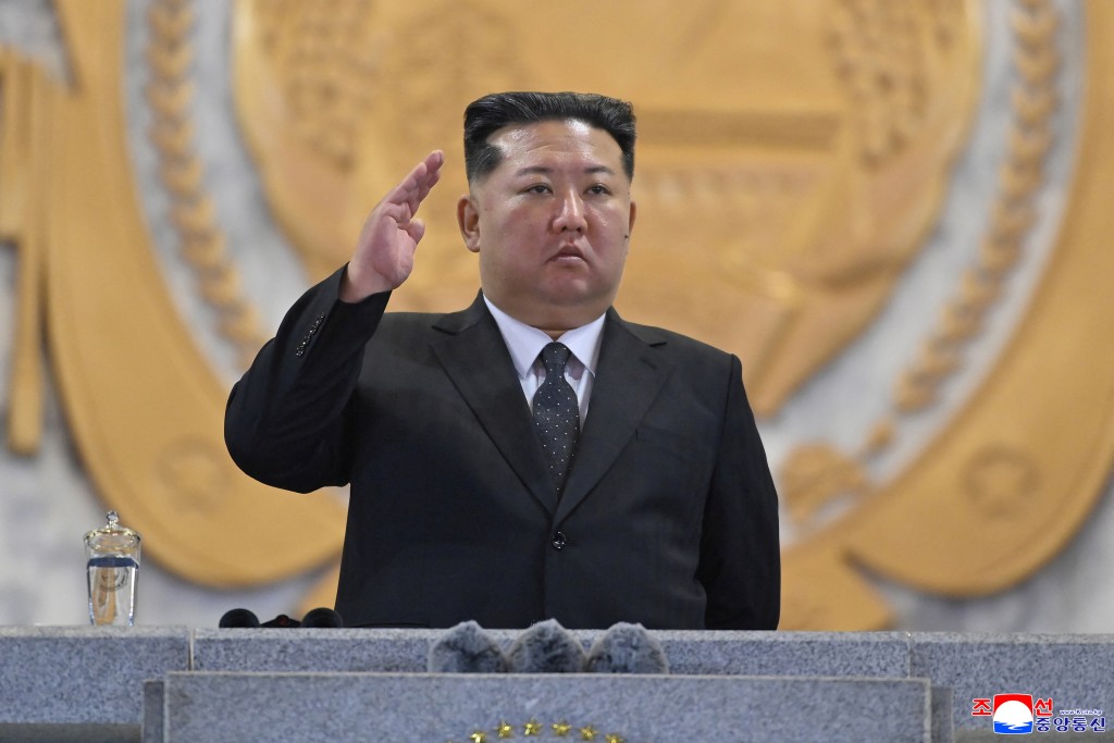金正恩在閱兵式中發表講話稱，軍隊必須繼續發展成為一支消除所有威脅的無敵力量。路透社