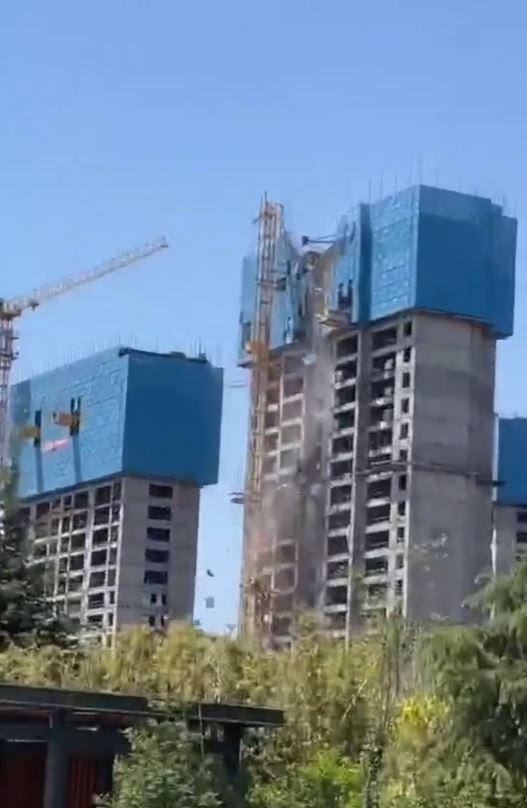 甘肅漳縣25日有地盤吊機倒塌造成3死。抖音＠社會熱點+隨拍