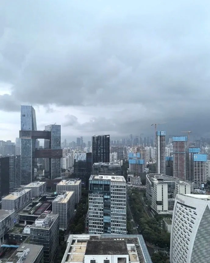 暴雨影響下,6日深圳出現一秒天黑情況。小紅書@粵天氣速遞員 暴雨影響下,6日深圳出現一秒天黑情況。小紅書@粵天氣速遞員