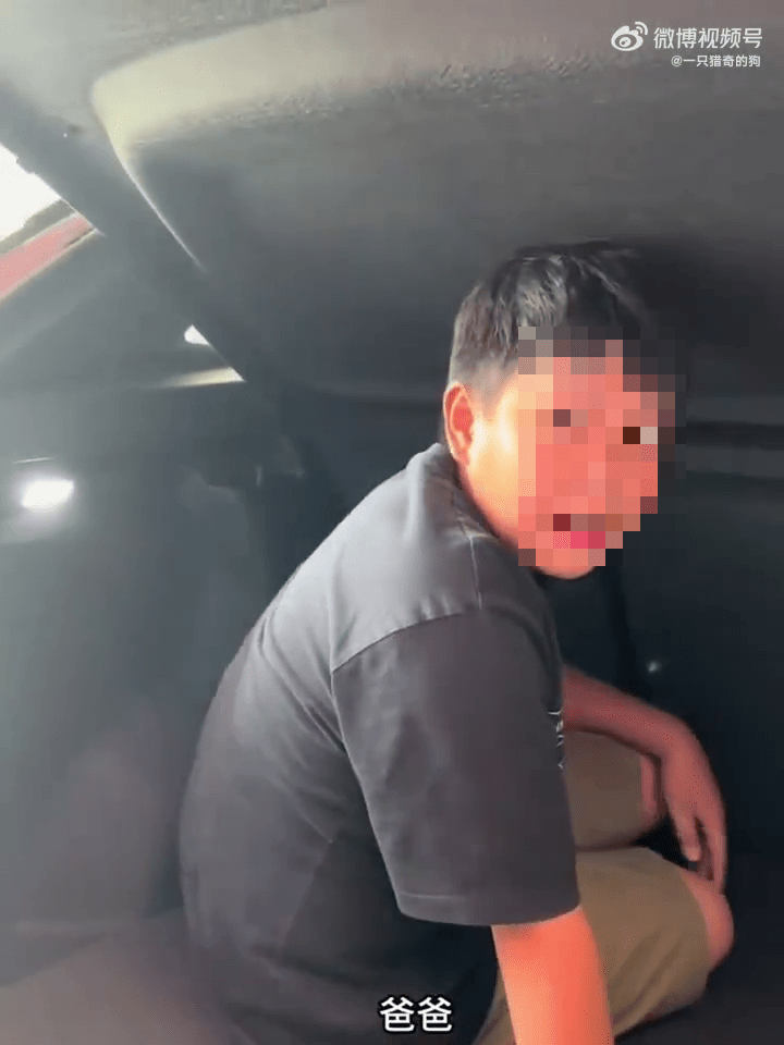 親母拍片問男童誰讓他在車尾箱，男童：爸爸。