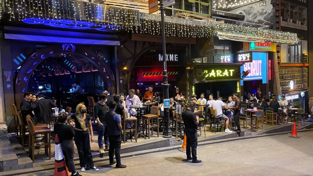 蘭桂芳有酒吧員工希望當局允許通宵營業。 李家傑攝