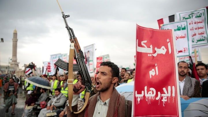 胡塞武装支持者举行集会反对美国攻击也门。