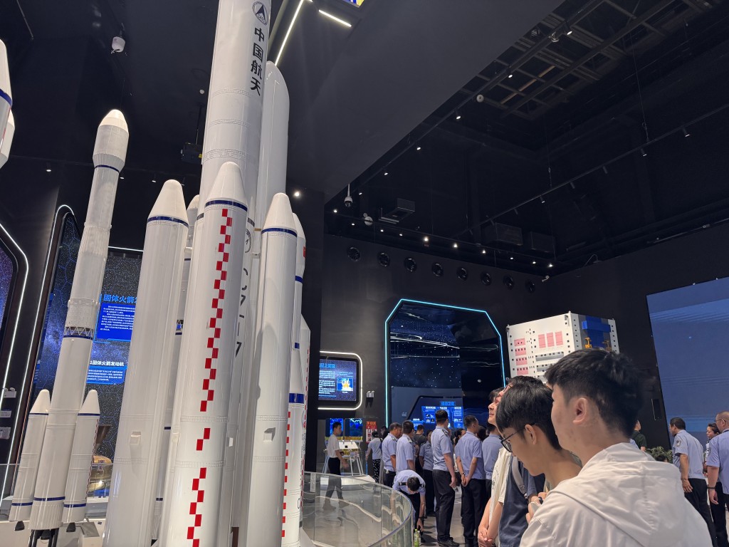 學生在北京航天博物館觀賞模擬火箭 學生在北京航天博物館觀賞模擬火箭