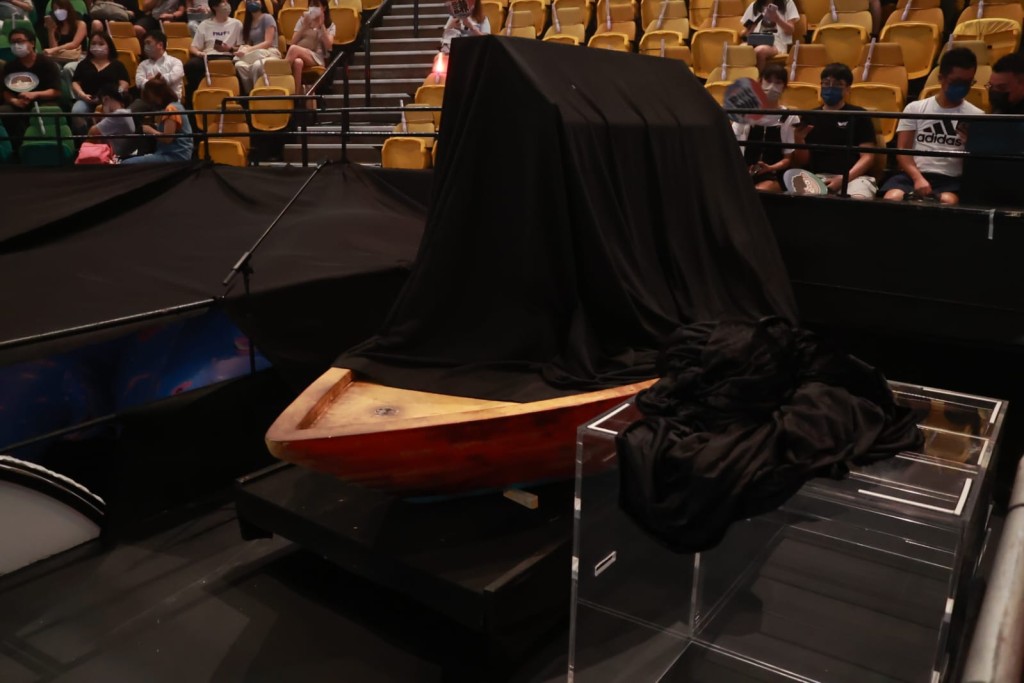 有道具放在舞台旁邊。