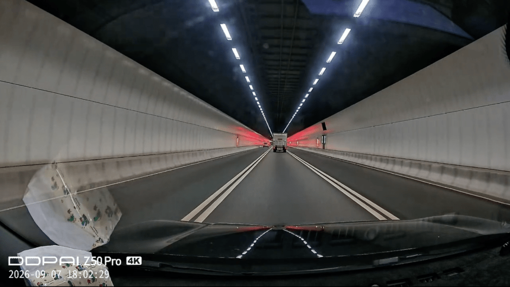 事發前貨車沿中線行駛。Facebook 車cam L(香港群組) 影片截圖 事發前貨車沿中線行駛。Facebook 車cam L(香港群組) 影片截圖