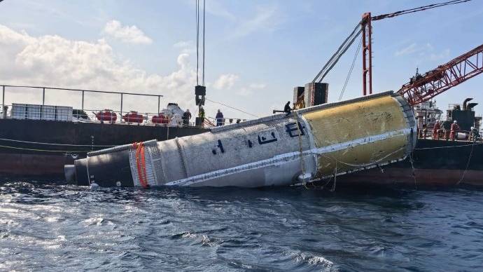 中國首次海上實施運載火箭搜索回收。 央視