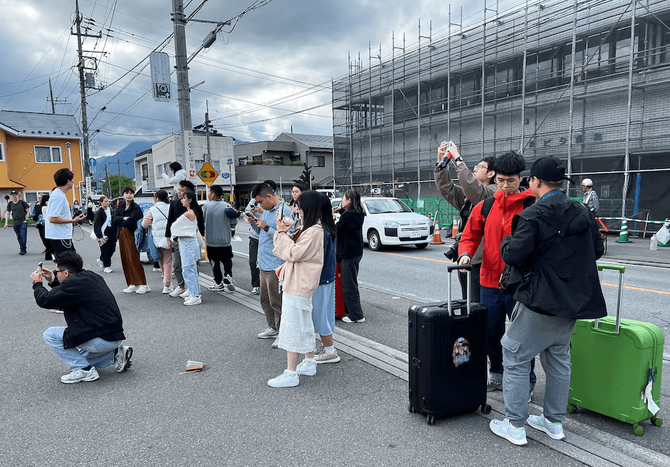 富士山热门拍照点再增设栏杆，防止游客乱过马路。 路透社资料图