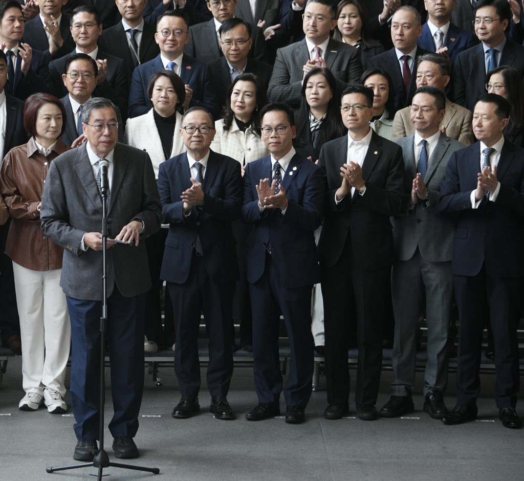 立法會大主席梁君彥今早(9日)率領第七屆及第八屆全體議員見傳媒。 立法會大主席梁君彥今早(9日)率領第七屆及第八屆全體議員見傳媒。