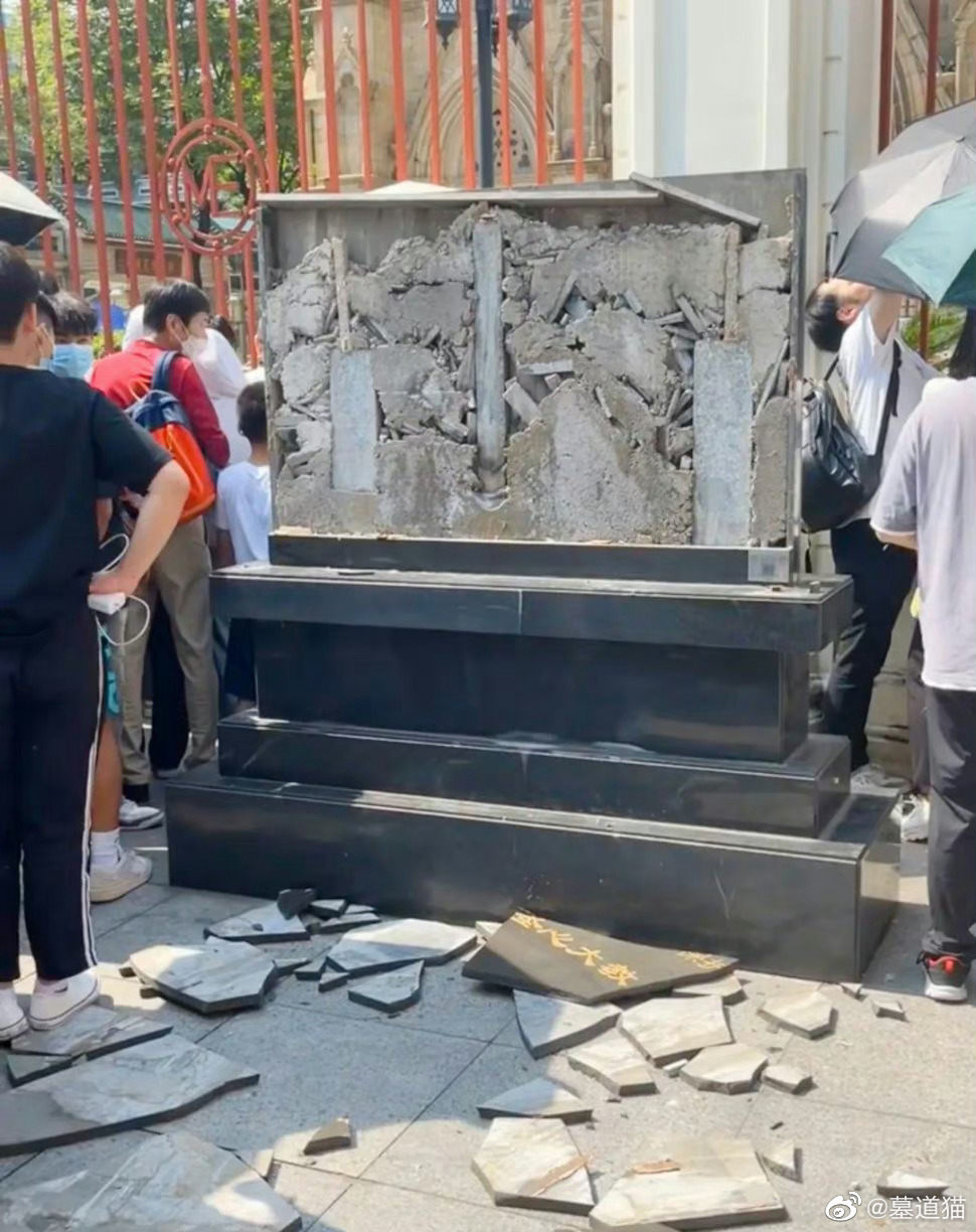 廣州聖心大教堂外的標誌碑因小孩攀爬拍照碑面碎落。