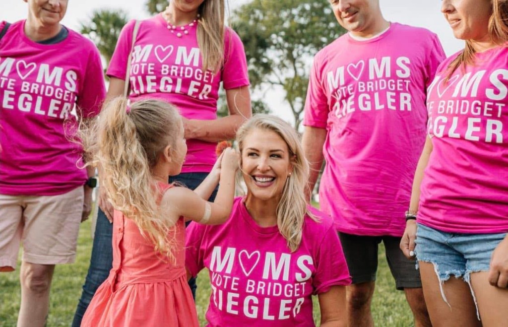 布里奇特（Bridget Ziegler）是保守派組織「自由母親」（Moms for Liberty）共同創辦人。 Facebook
