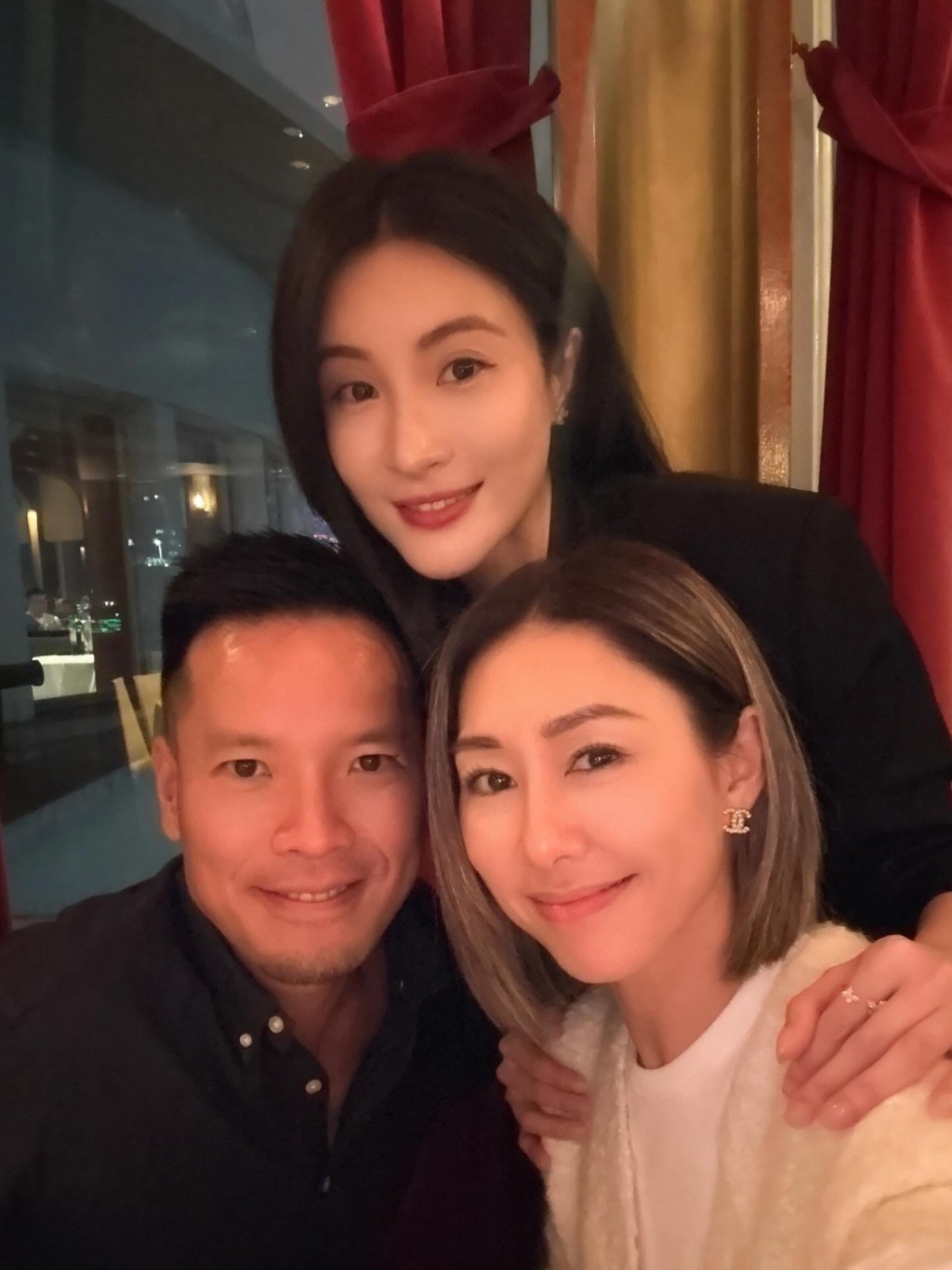 胡定欣與丈夫陳健華、好友林夏薇合照。