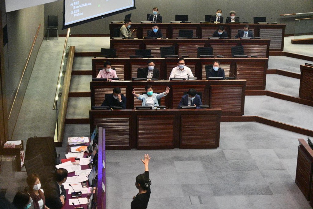 監票議員在主席未叫出5號時,已先舉起手掌。