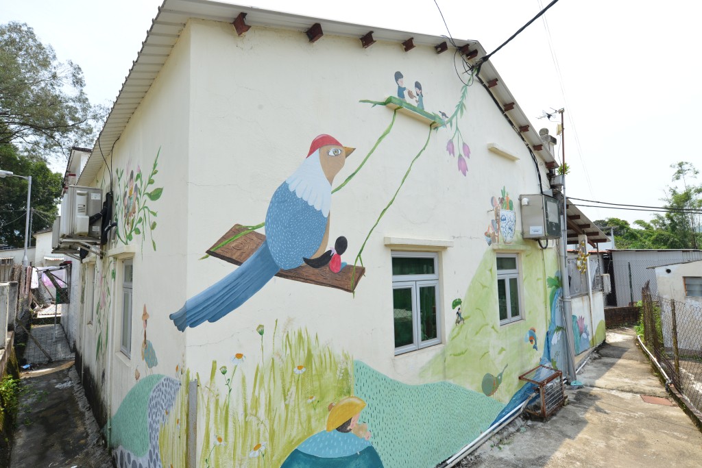义工及团体为小村屋外墙加添色彩。
