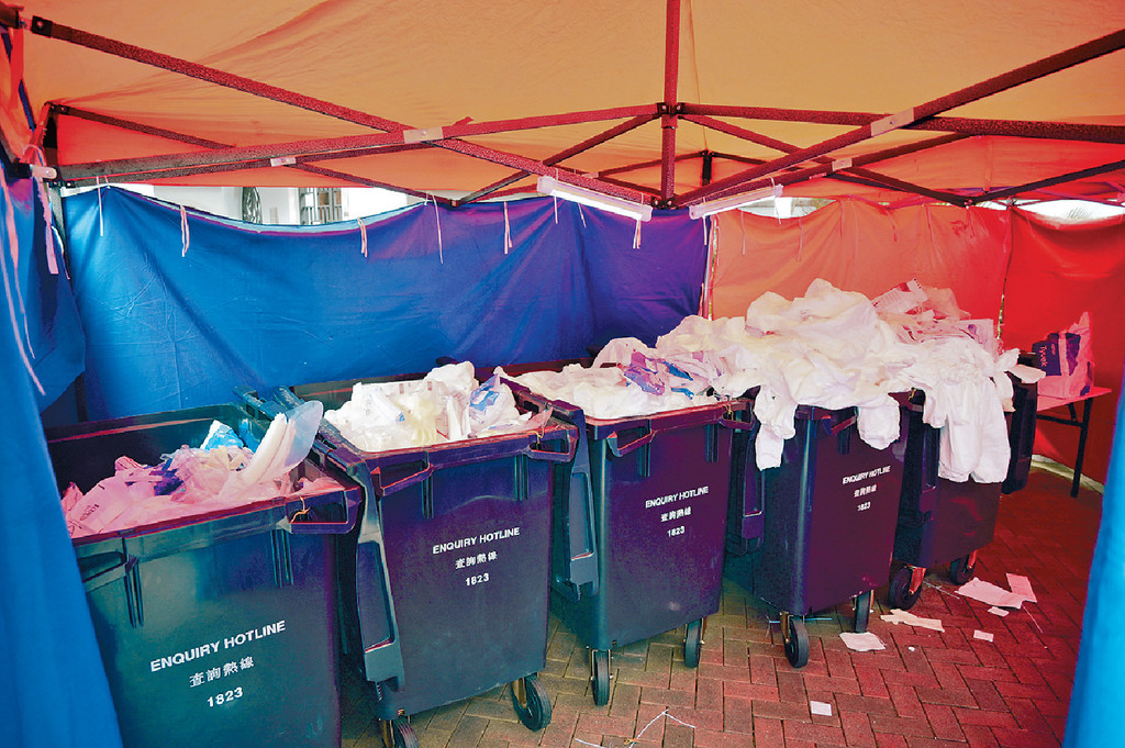 ■垃圾站堆滿用過的防護衣。