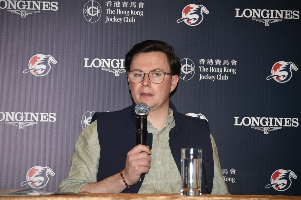 愛爾蘭練馬師岳本賢 (圖) 近年經常派馬遠征澳洲競逐墨爾本盃，而且更先後在一七和二○年憑「重振士氣」和「加班費」贏馬捧盃。