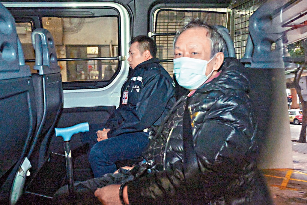 被告蕭國標昨日在東區裁判法院坐輪椅出庭應訊。