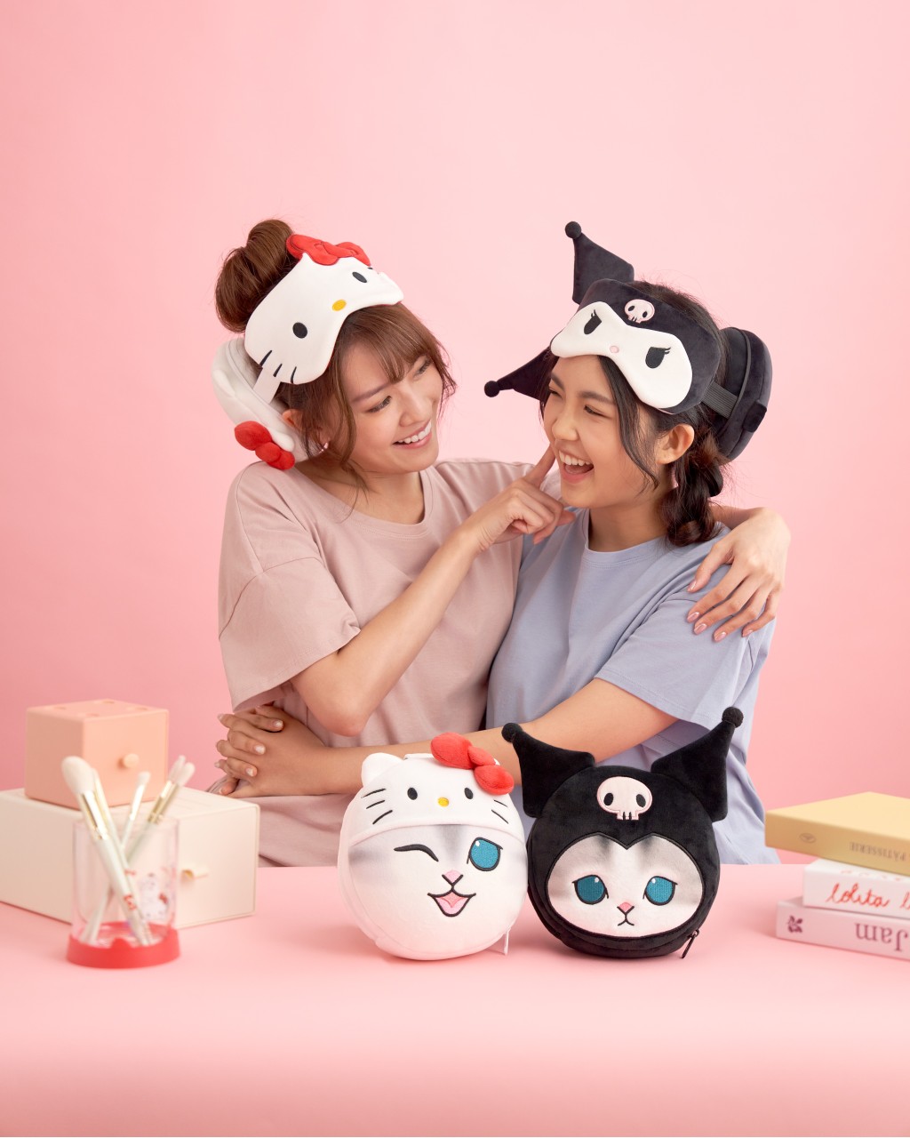 mofusand X Sanrio characters「2 合 1 頭枕+眼罩」只需任何消費加$99，或以8,000yuu積分加$55，即可換購1件。（圖片來源：7-11）