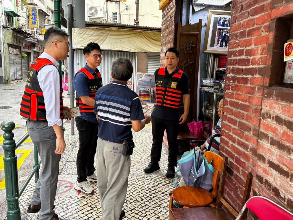  司警局人員特別提醒居民應及早檢查門窗穩固性、排水渠暢通情況。澳門政府新聞局