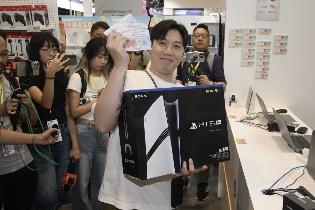 鄭先生購買限量遊戲機及配件。陳浩元攝
