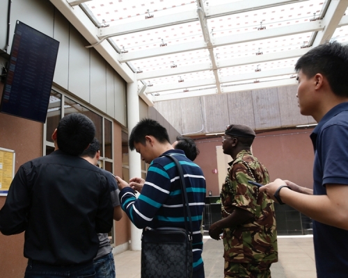 涉事乘客家属到机场等待消息。