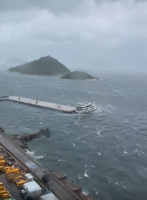 「海龍明珠號」撞向碼頭。fb「西環變幻時」影片截圖