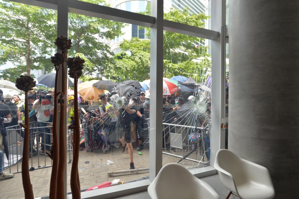 立法會玻璃門被撞至爆裂。